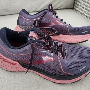 Brooks Size 8